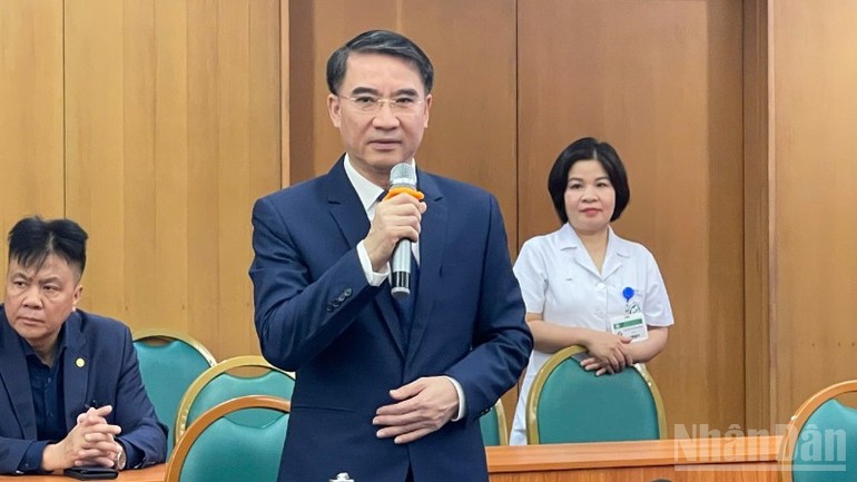 Đồng chí Nguyễn Xuân Lưu thay mặt lãnh đạo thành phố cảm ơn Bệnh viện Bạch Mai đã phối hợp cùng chính quyền địa phương tổ chức điểm bỏ phiếu lưu động.