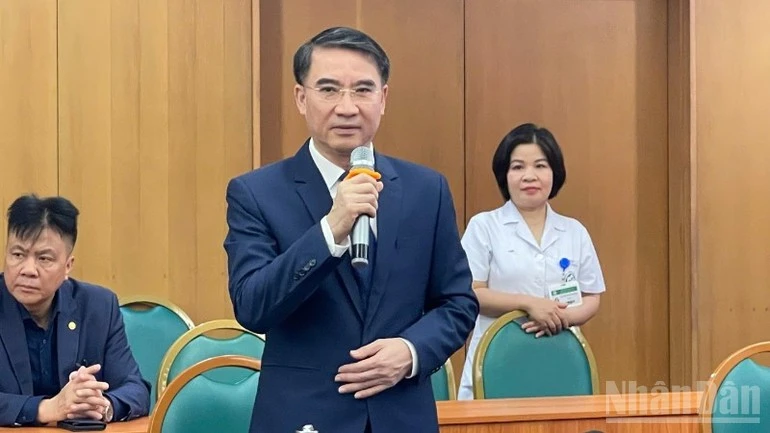 Đồng chí Nguyễn Xuân Lưu thay mặt lãnh đạo thành phố cảm ơn Bệnh viện Bạch Mai đã phối hợp cùng chính quyền địa phương tổ chức điểm bỏ phiếu lưu động.