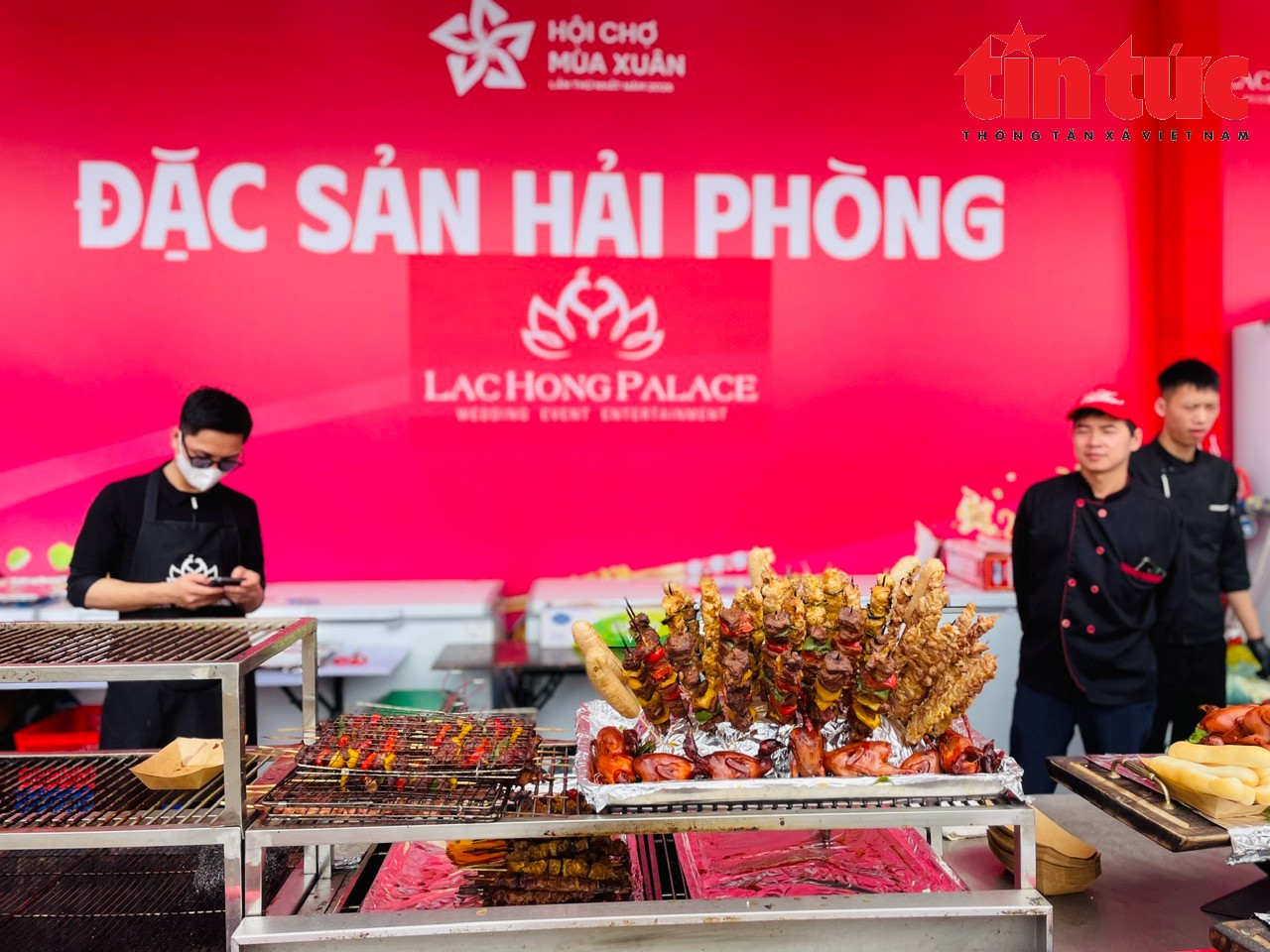 Gian hàng đặc sản Hải Phòng thu hút khách tham quan, thưởng thức.