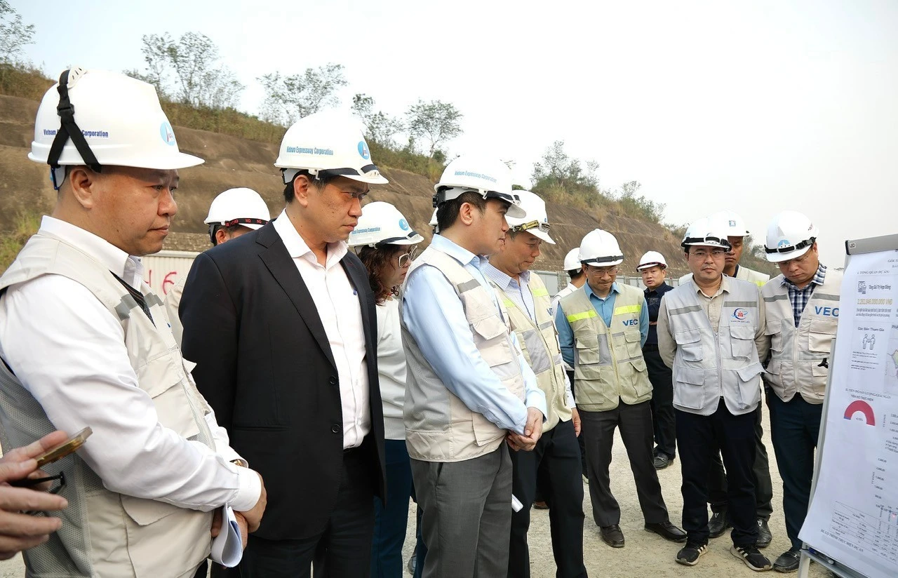 Đây là dự án quan trọng, cần đẩy nhanh tiến độ nên lãnh đạo Tổng Công ty Đầu tư và phát triển đường cao tốc Việt Nam (VEC) thường xuyên kiểm tra, chỉ đạo. Trong ảnh, ông Trương Việt Đông - Chủ tịch Hội đồng thành viên VEC (thứ 3 từ trái sang, hàng đầu tiên) và ông Phạm Hồng Quang - Tổng Giám đốc VEC (thứ 2 từ trái sang, hàng đầu tiên) vừa kiểm tra dự án vào ngày 13/1/2026.