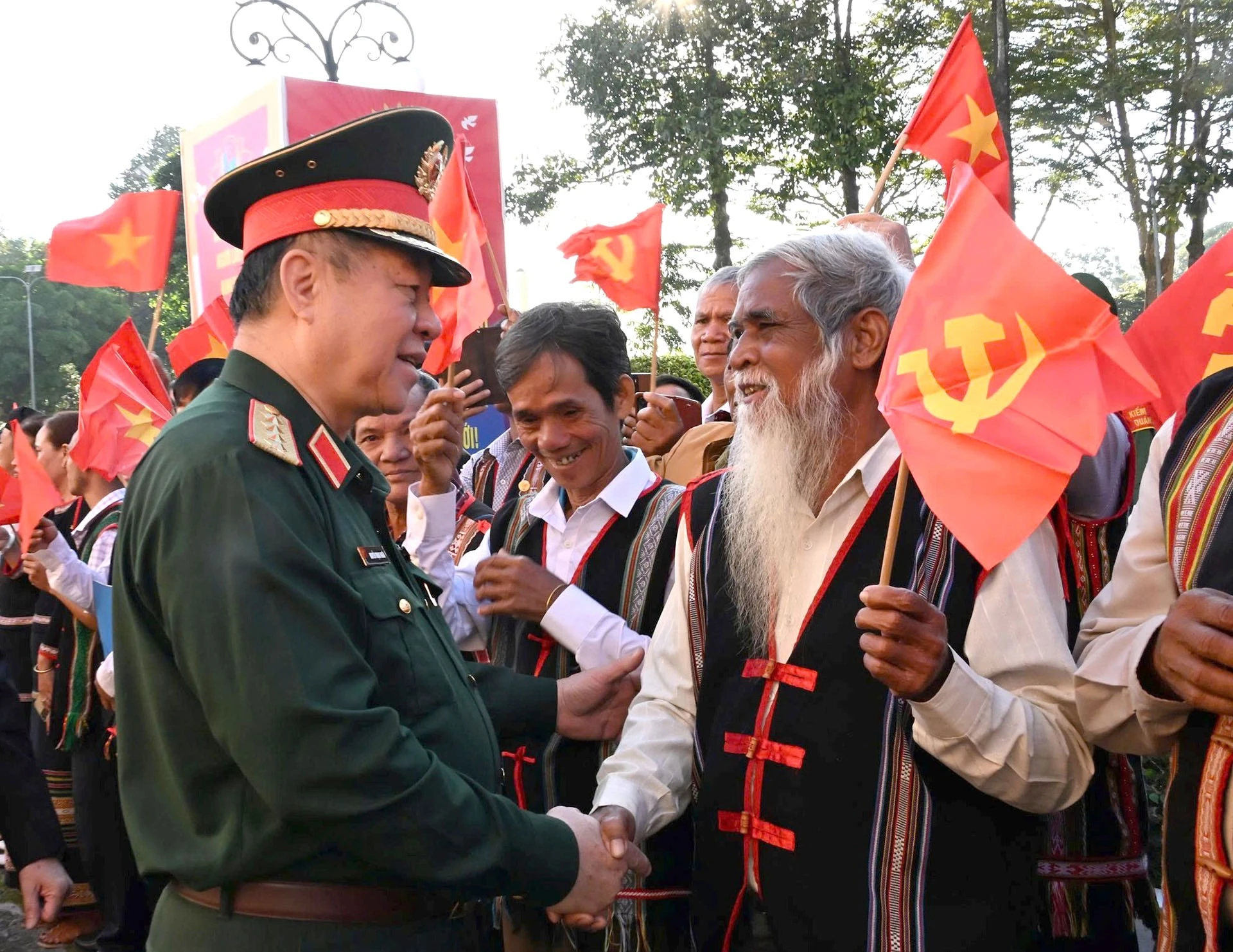 Đại tướng Nguyễn Trọng Nghĩa và các già làng, trưởng bản, trưởng thôn, người có uy tín, chức sắc tôn giáo tiêu biểu trên địa bàn Tây Nguyên, tháng 12-2025.