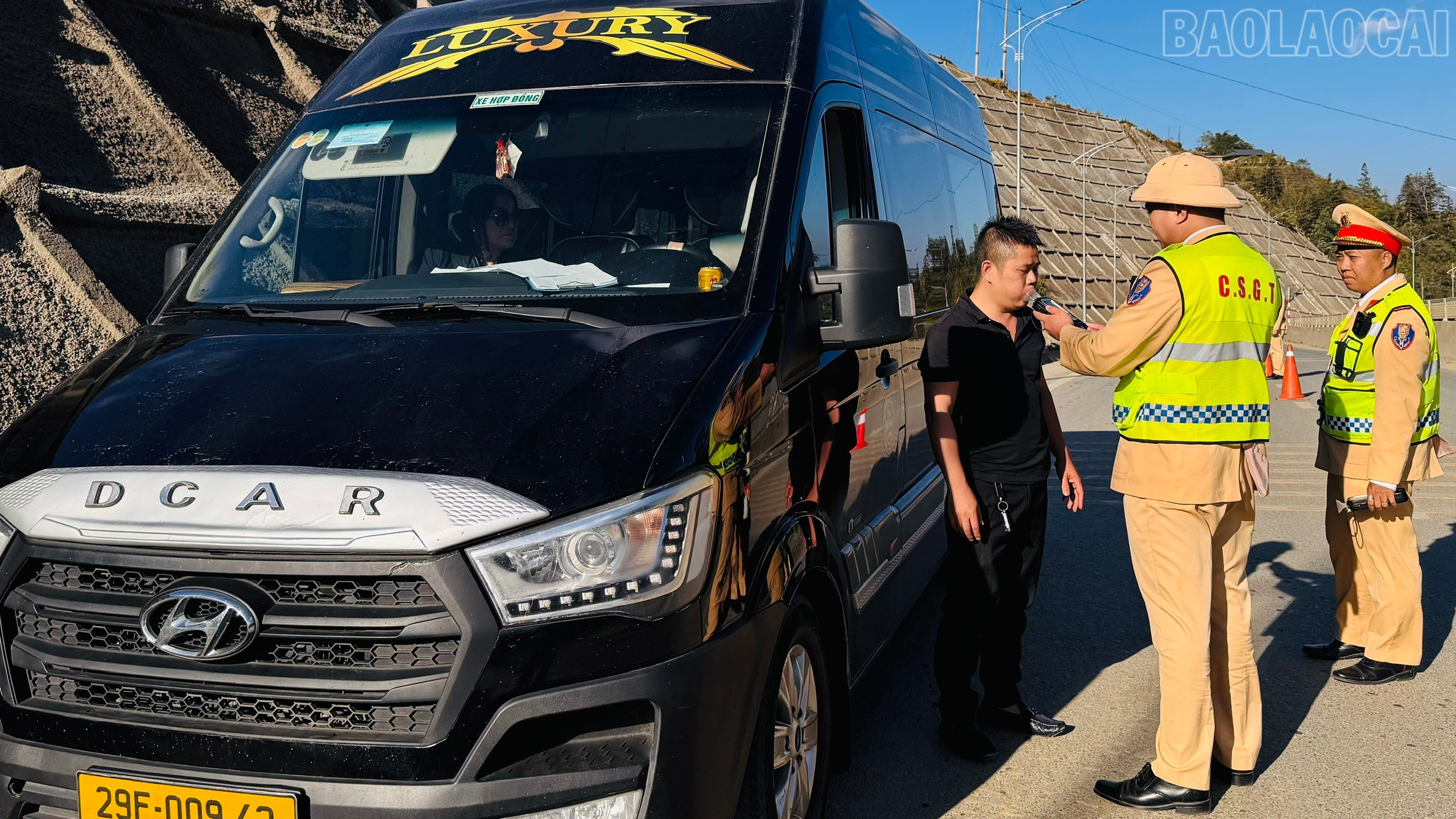 baolaocai-tr_anh-1-luc-luong-canh-sat-giao-thong-tang-cuong-kiem-tra-xe-khach-tren-tuyen-quoc-lo-4d-2.jpg