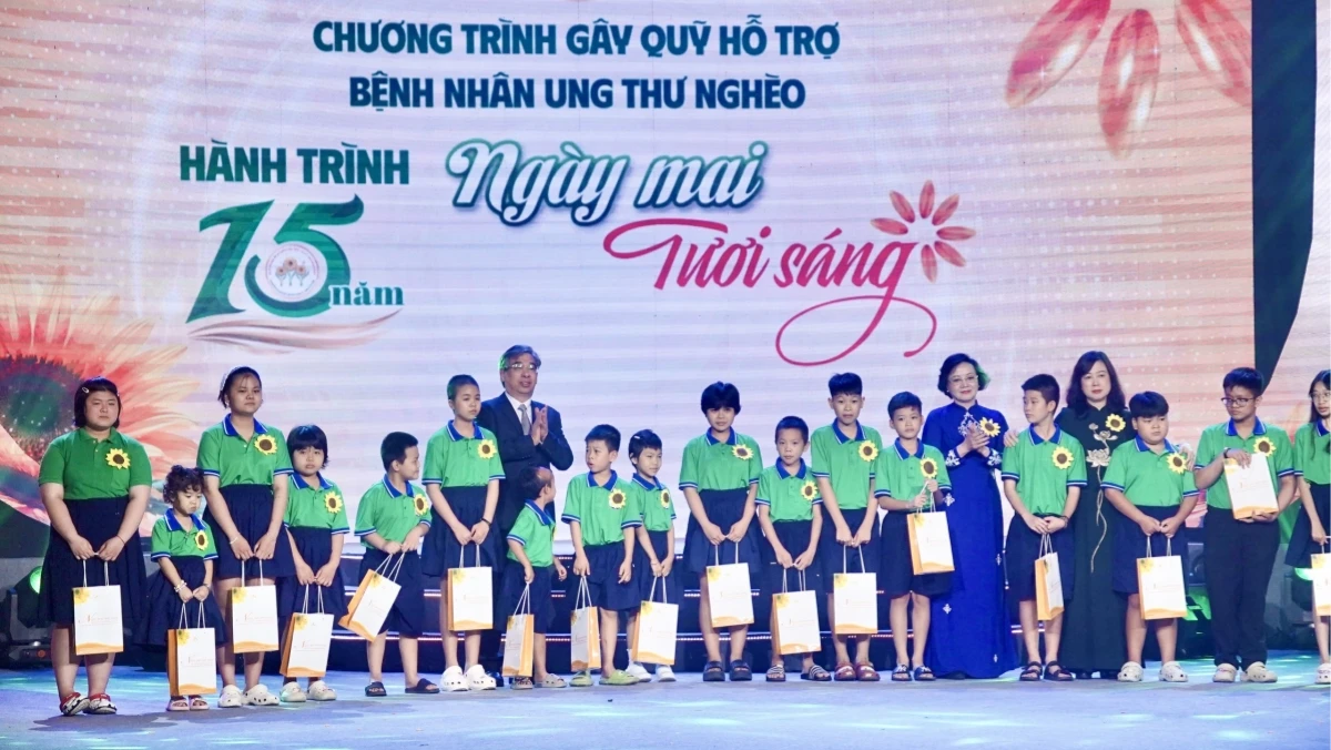Phó Thủ tướng Phạm Thị Thanh Trà cùng Bộ trưởng Bộ Y tế Đào Hồng Lan trao quà cho bệnh nhân.