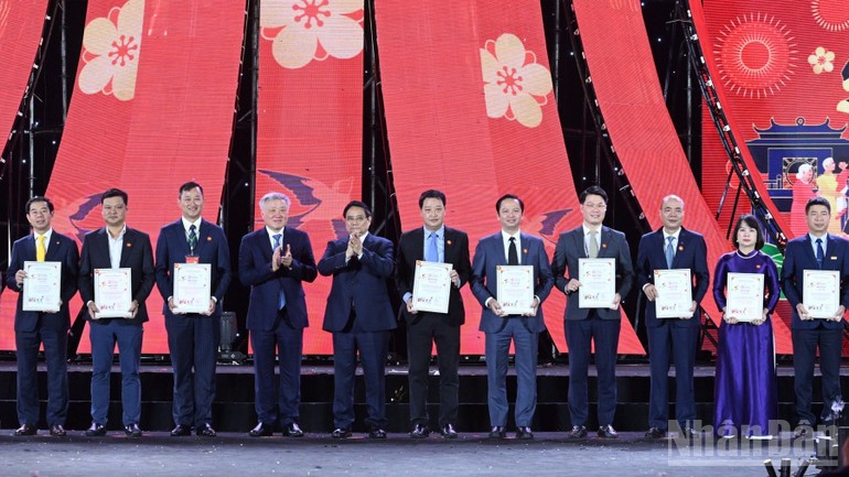 Thủ tướng Chính phủ Phạm Minh Chính đã trao Giấy chứng nhận vinh danh các đơn vị, tổ chức, doanh nghiệp đã có những đóng góp quan trọng, góp phần tạo nên dấu ấn và thành công của Hội chợ.