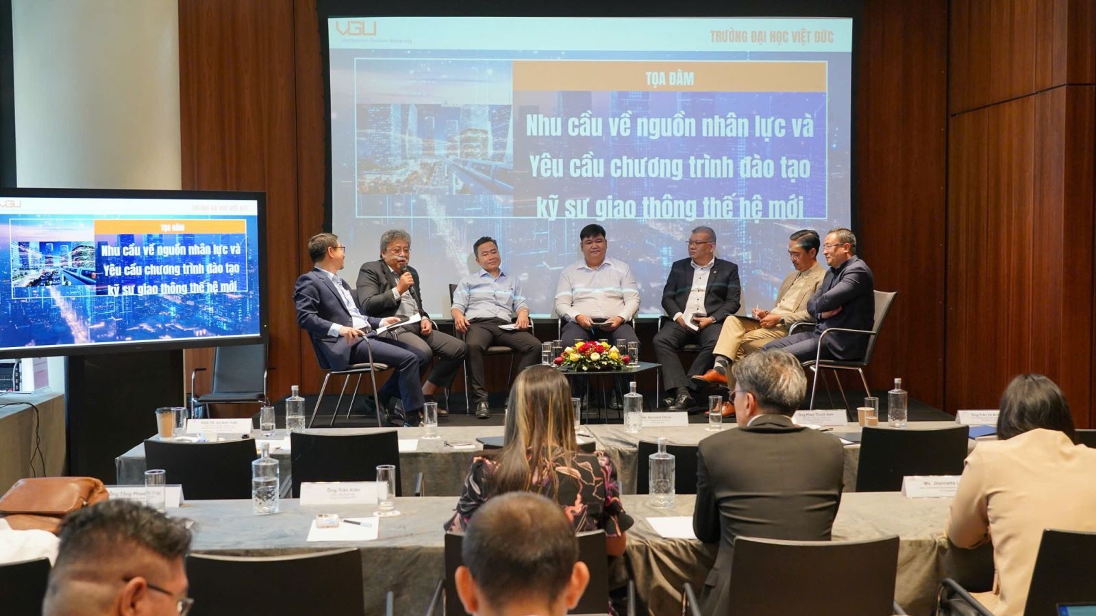 Các chuyên gia trao đổi về định hướng phát triển đường sắt đô thị tại Việt Nam.