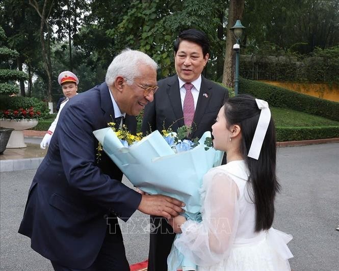 Thiếu nhi Thủ đô Hà Nội tặng hoa Chủ tịch Hội đồng châu Âu António Costa tại lễ đón.