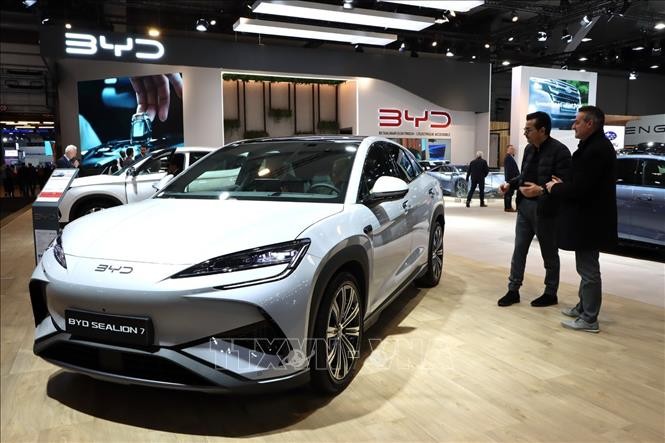 Nhà sản xuất xe Trung Quốc BYD giới thiệu nhiều mẫu xe tích hợp công nghệ cao tại triển lãm ở Brussels, Bỉ.