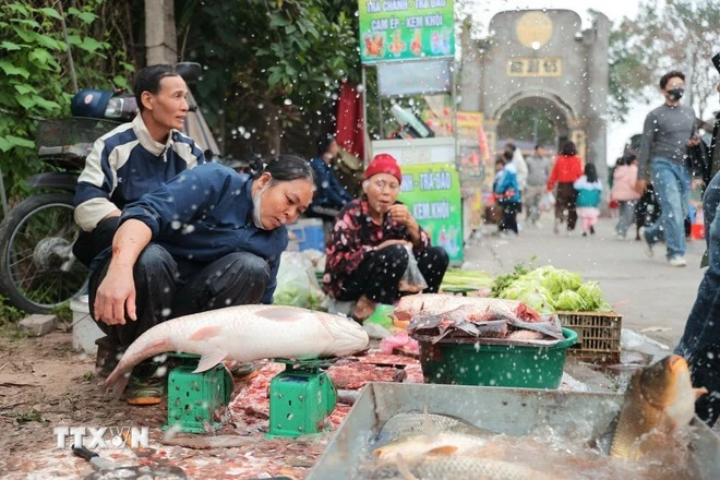 Tại các chợ dân sinh, số lượng sạp hàng tăng đáng kể so với mùng 1 và mùng 2 Tết.