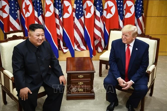 Tổng thống Mỹ Donald Trump (phải) trong nhiệm kỳ đầu và Chủ tịch Triều Tiên Kim Jong-un trong cuộc gặp ở làng đình chiến Panmunjom tại Khu phi quân sự (DMZ) chiều 30/6/2019.