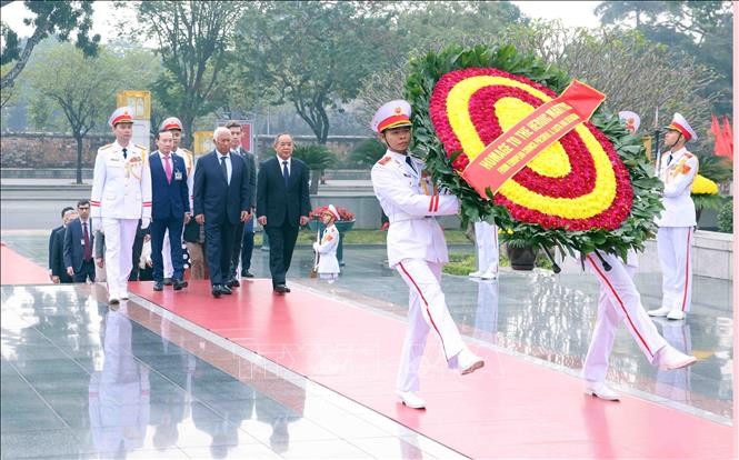 Chủ tịch Hội đồng châu Âu António Costa đến đặt vòng hoa tại Đài tưởng niệm các Anh hùng - Liệt sỹ (đường Bắc Sơn, Hà Nội).