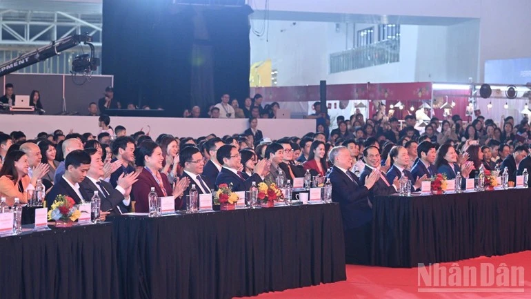 Thủ tướng Phạm Minh Chính, các đồng chí lãnh đạo, đại biểu tham dự Lễ bế mạc Hội chợ Mùa Xuân lần thứ nhất năm 2026.