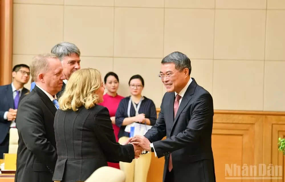 Thủ tướng Chính phủ Lê Minh Hưng bắt tay lãnh đạo Đoàn doanh nghiệp cấp cao Hội đồng Kinh doanh Hoa Kỳ - ASEAN (USABC).