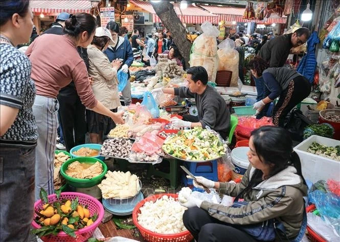 Nhiều người dân có thói quen đi chợ để sắm sửa thực phẩm chuẩn bị cho mâm cơm cúng tất niên và lễ cúng giao thừa, thể hiện lòng thành kính với tổ tiên.