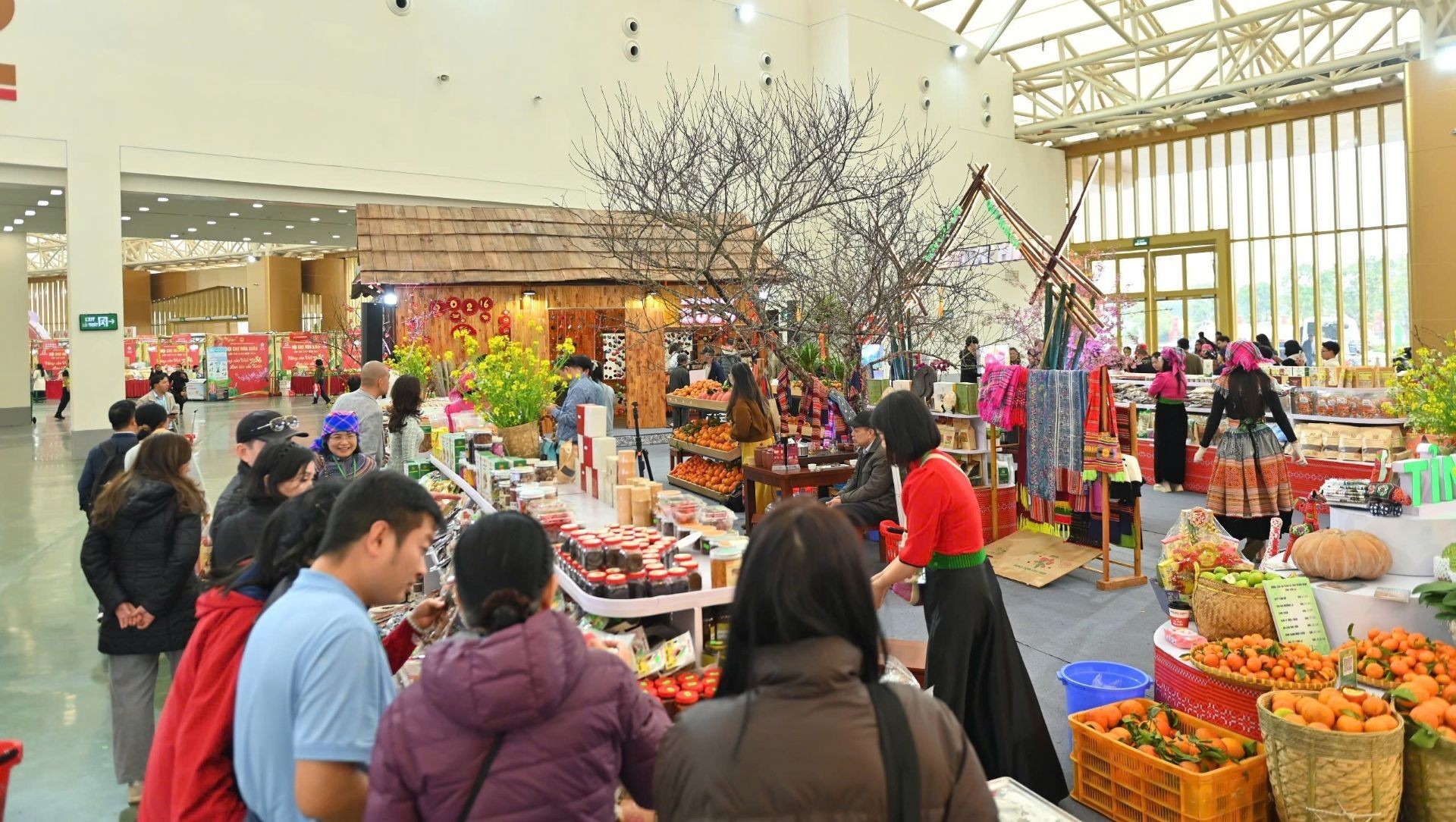 Lượng khách đến hội chợ khá ổn định. Không gian hội chợ quy mô, gian hàng phong phú, tạo được niềm tin cho người tiêu dùng.