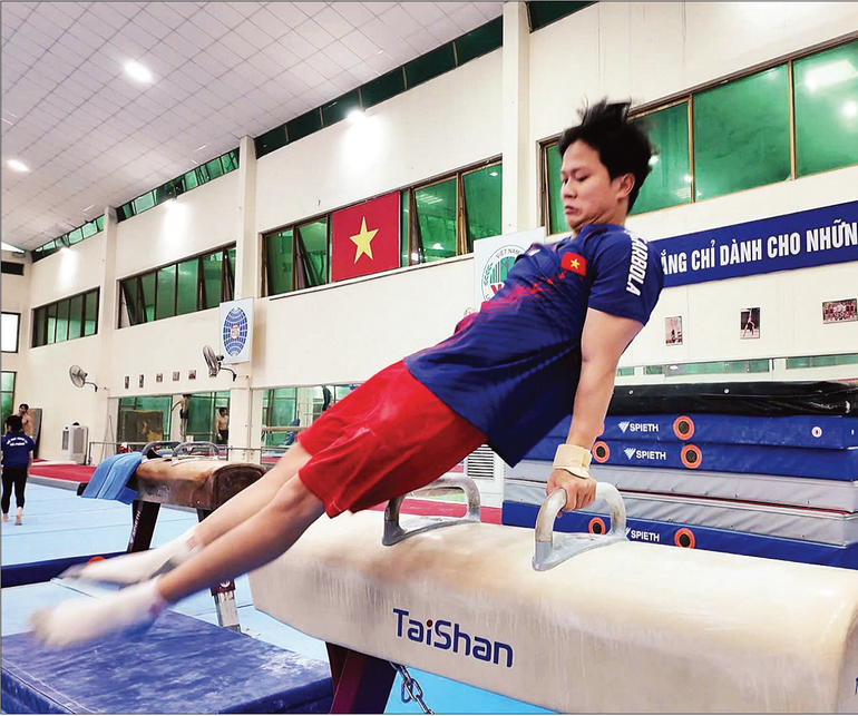 Vận động viên Nguyễn Văn Khánh Phong trong một buổi tập luyện cùng đội tuyển thể dục dụng cụ Việt Nam tại Trung tâm Đào tạo vận động viên cấp cao quốc gia Hà Nội.