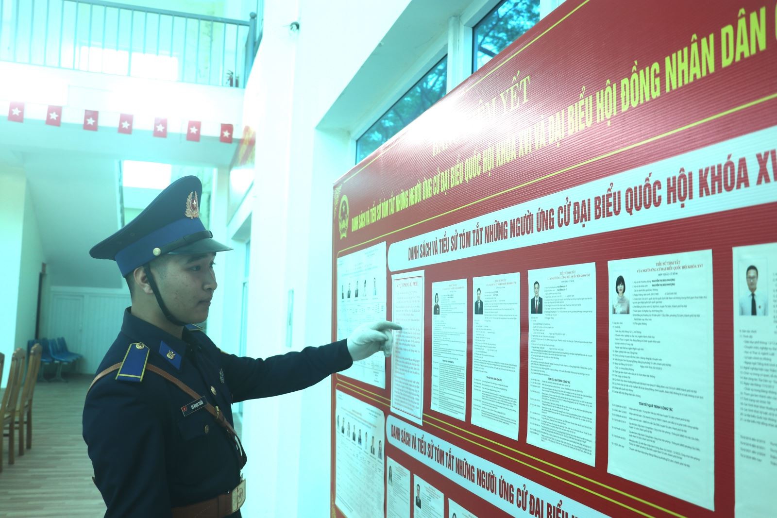 Hạ sĩ Vũ Ngọc Tuấn, chiến sĩ Vệ binh Bộ Tham mưu Cảnh sát biển theo dõi danh sách người ứng cử đại biểu Quốc hội khóa XVI.