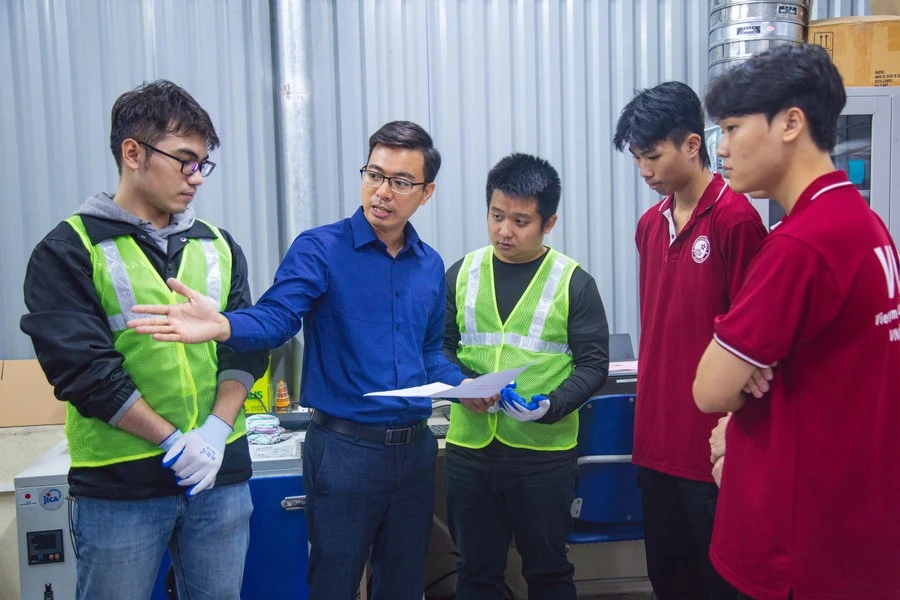 Giờ thực hành của sinh viên Trường Đại học Việt Nhật (Đại học Quốc gia Hà Nội).