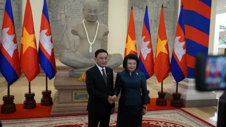 Thường trực Ban Bí thư Trần Cẩm Tú và Chủ tịch Quốc hội Vương Quốc Campuchia Khuon Sudary.