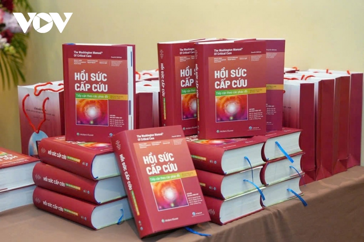 Sách “Hồi sức cấp cứu - Tiếp cận theo các phác đồ” - cuốn sách hay giúp rút ngắn “giờ vàng” cứu sống bệnh nhân.