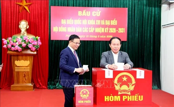 Ông Lê Tiến Châu, Bí thư Thành ủy Hải Phòng bỏ phiếu bầu cử. Ảnh: Minh Thu/TTXVN