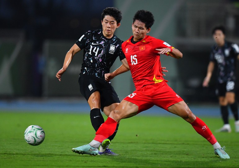 Các cầu thủ U23 Hàn Quốc tạo sức ép lớn trước khung thành của Cao Văn Bình.