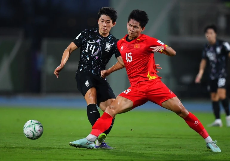 Các cầu thủ U23 Hàn Quốc tạo sức ép lớn trước khung thành của Cao Văn Bình.