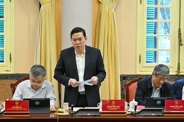 Phó Chủ nhiệm Văn phòng Chủ tịch nước Nguyễn Dũng Tiến trình bày báo cáo tại cuộc họp.