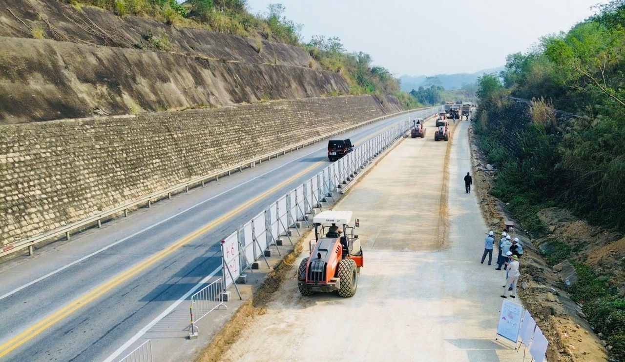 Trong ảnh là đoạn tuyến thuộc gói thầu XL2-NBLC đang hoàn thiện nền đường.