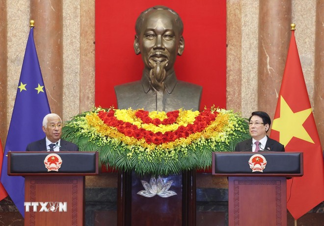 Chủ tịch nước Lương Cường và Chủ tịch Hội đồng châu Âu Antonio Costa thông báo về kết quả hội đàm.