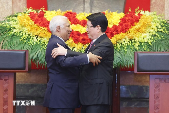 Chủ tịch nước Lương Cường và Chủ tịch Hội đồng châu Âu Antonio Costa sau gặp gỡ báo chí.