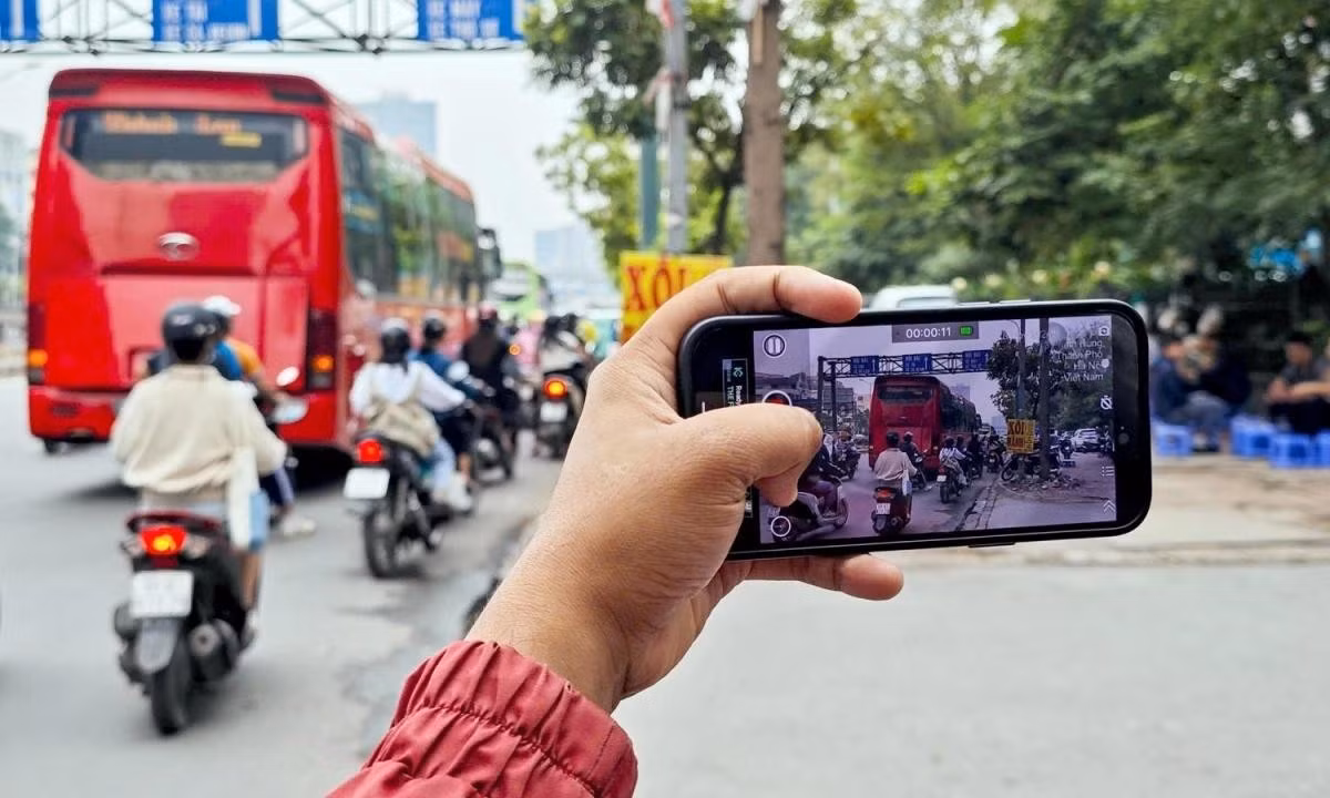 Từ 1/4, người dân có thể sử dụng VNeID để phản ánh vi phạm giao thông.