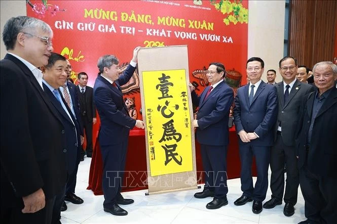 Thủ tướng Phạm Minh Chính tham quan không gian trưng bày về Hán Nôm tại Viện Hàn lâm Khoa học và Xã hội Việt Nam.