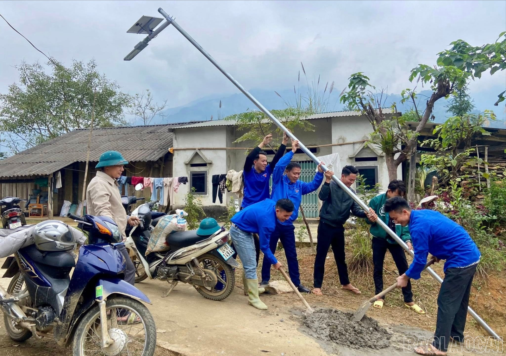 baolaocai-br_1-huy-dong-doan-vien-thanh-nien-tham-gia-lap-dat-he-thong-den-nang-luong-mat-troi-tren-cac-tuyen-duong-lien-thon-1859.jpg