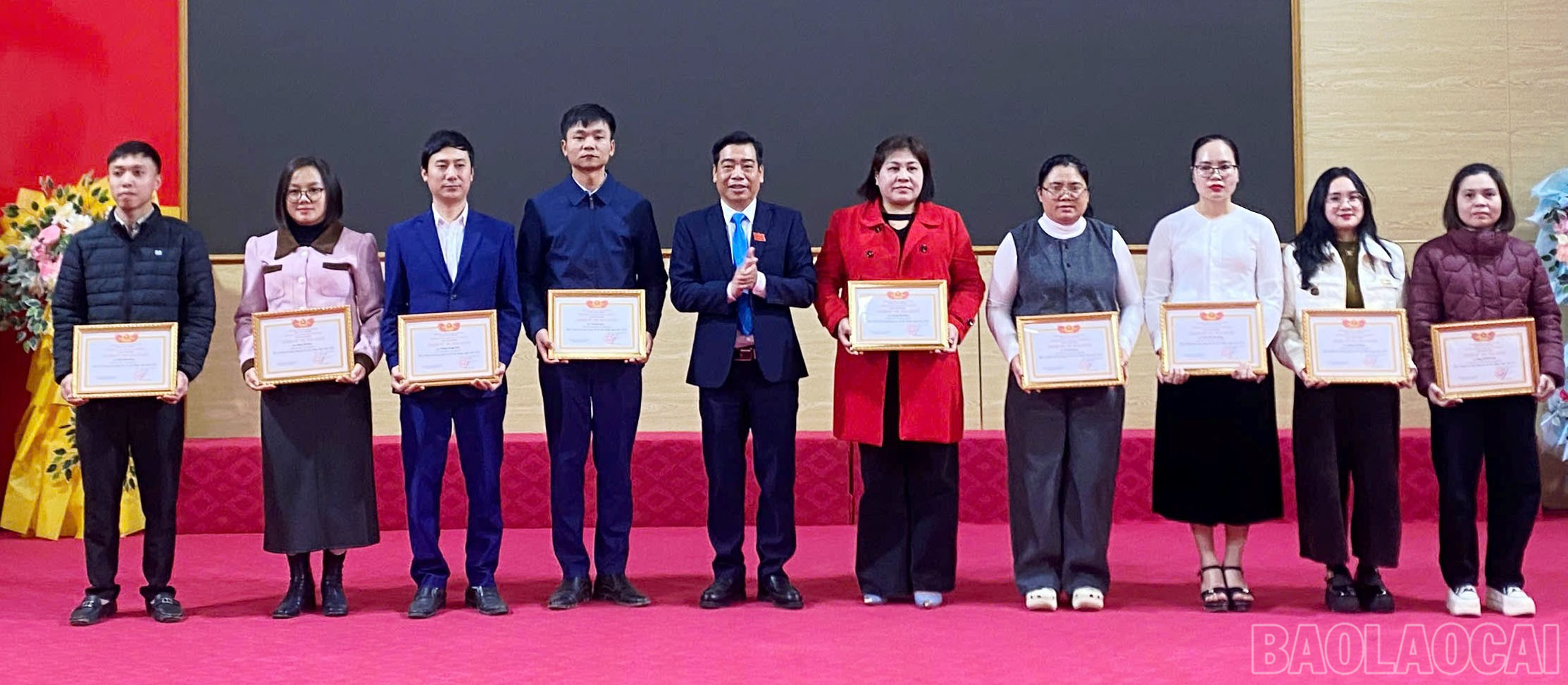 baolaocai-br_ubnd-xa-khen-thuong-cho-cac-tap-the-ca-nhan-co-thanh-tich-trong-phong-trao-thi-dua-thuong-xuyen-nam-2025-3.jpg