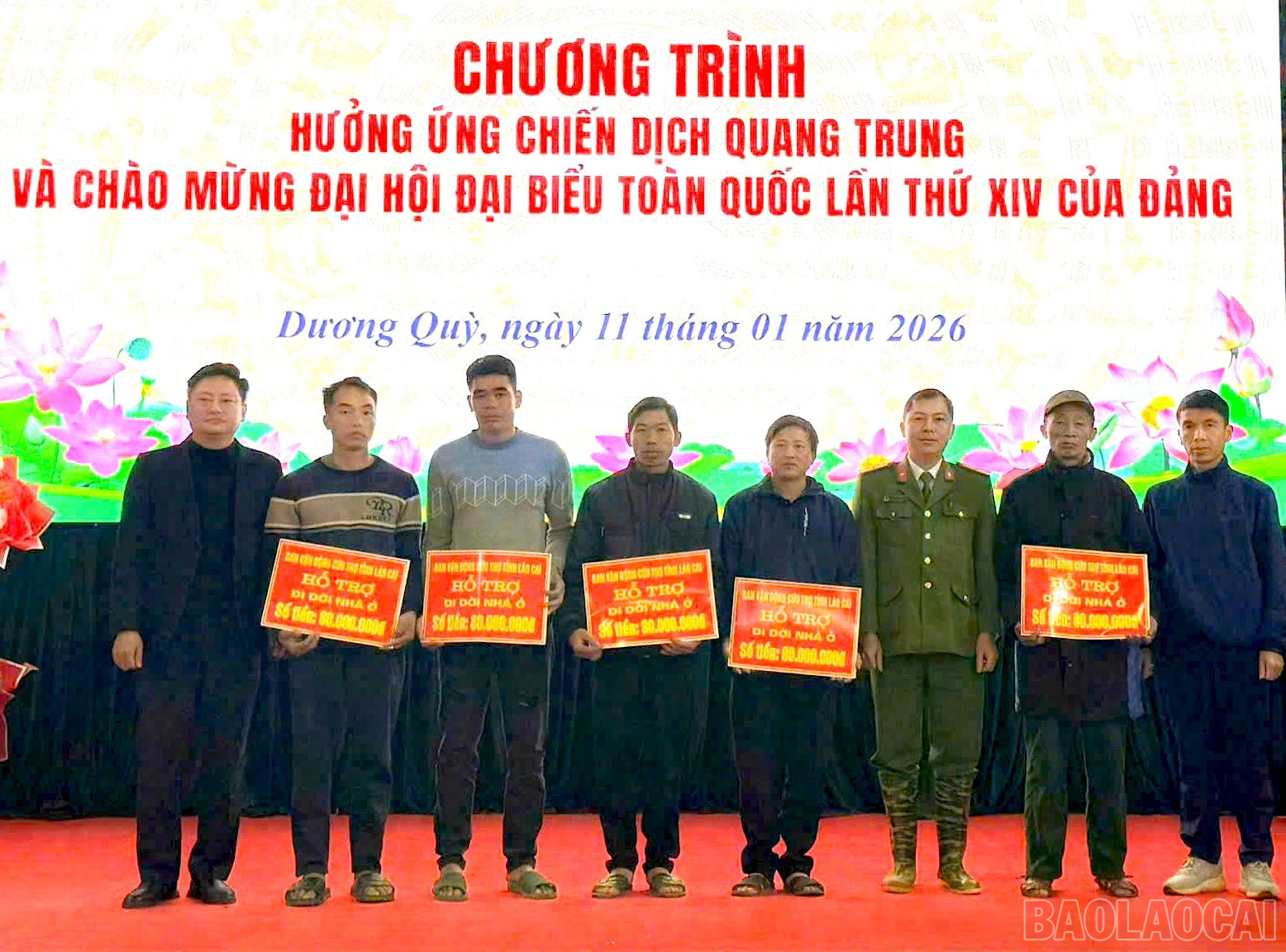 baolaocai-br_lanh-dao-xa-duong-quy-trao-tien-ho-tro-tu-ban-van-dong-cuu-tro-tinh-lao-cai-cho-cac-ho-dan-2-2099.jpg