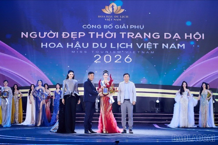 Nguyễn Phương Linh cũng giành được giải phụ "Người đẹp thời trang Dạ hội".