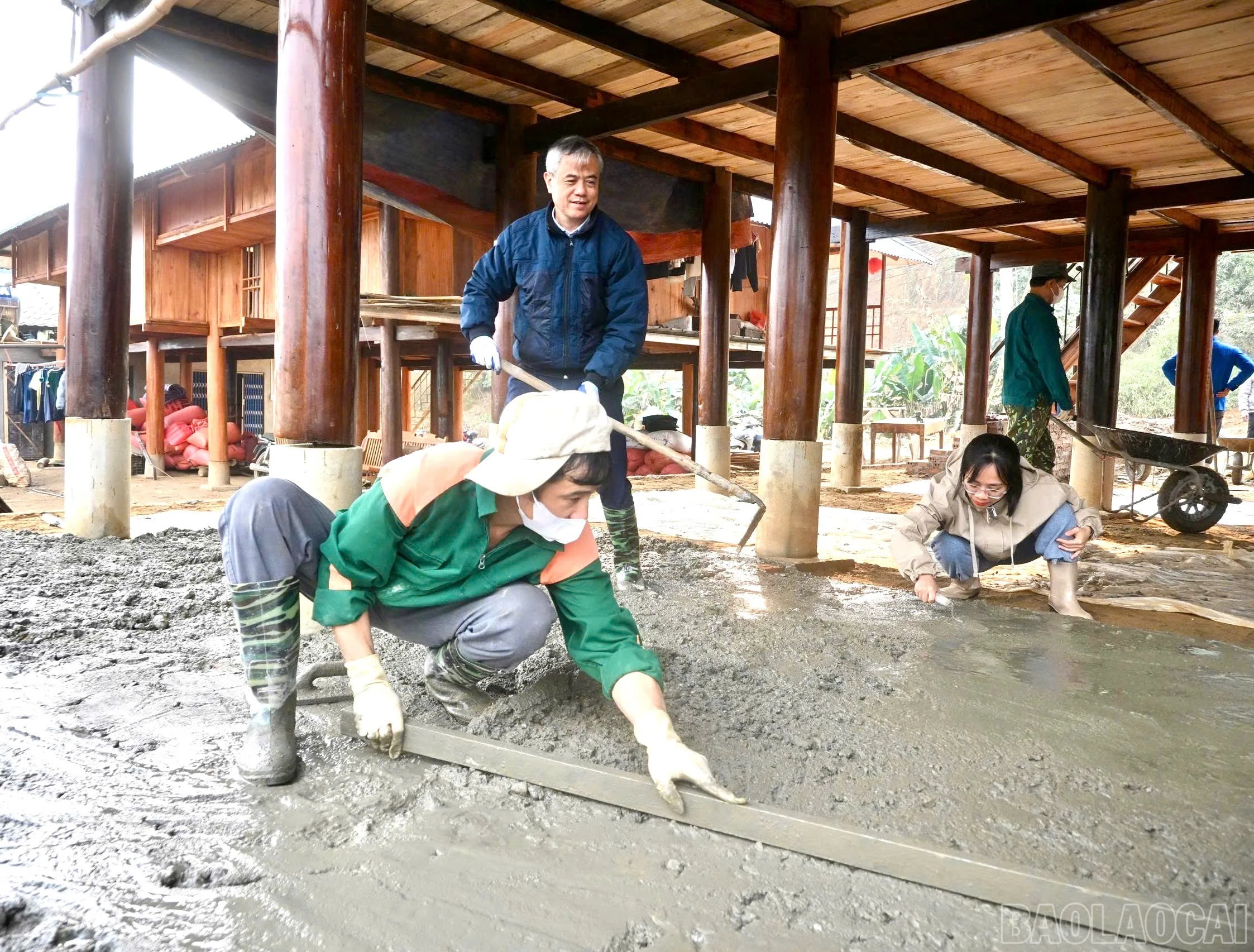 Các lực lượng ra quân giúp một số hộ dân thôn Khuân Đo, Tông Pháy đổ nền gầm nhà sàn.