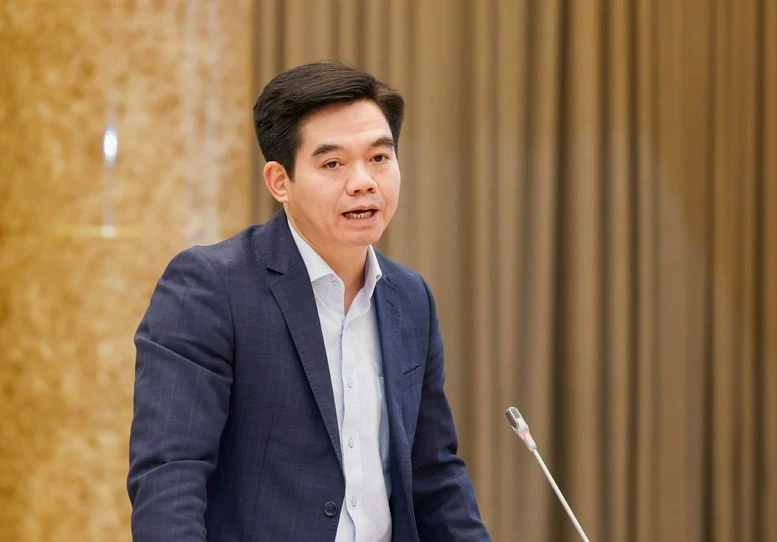 Cục trưởng Cục Tiền lương và Bảo hiểm xã hội (Bộ Tài chính) Phạm Trường Giang trả lời câu hỏi của báo chí.
