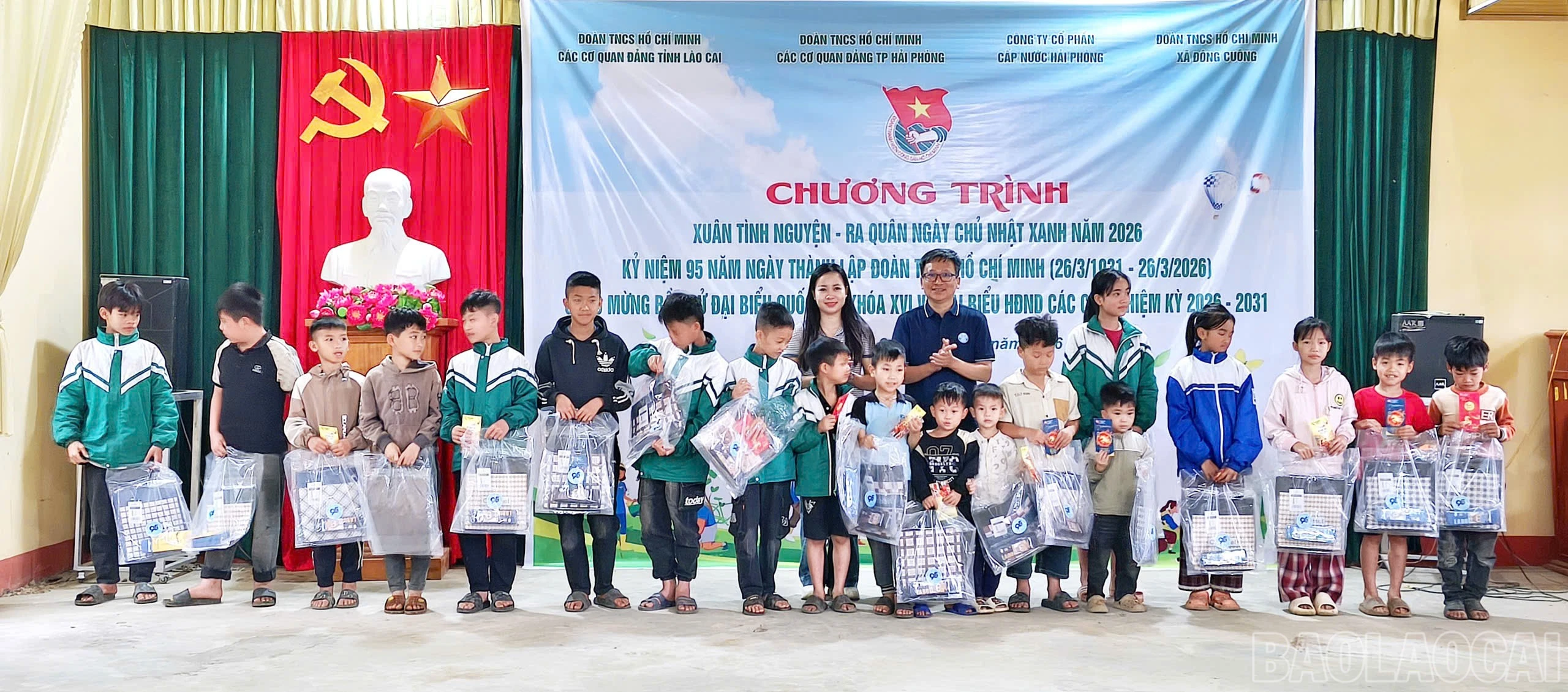 baolaocai-br_tang-qua-hoc-sinh-co-hoan-canh-kho-khan.jpg