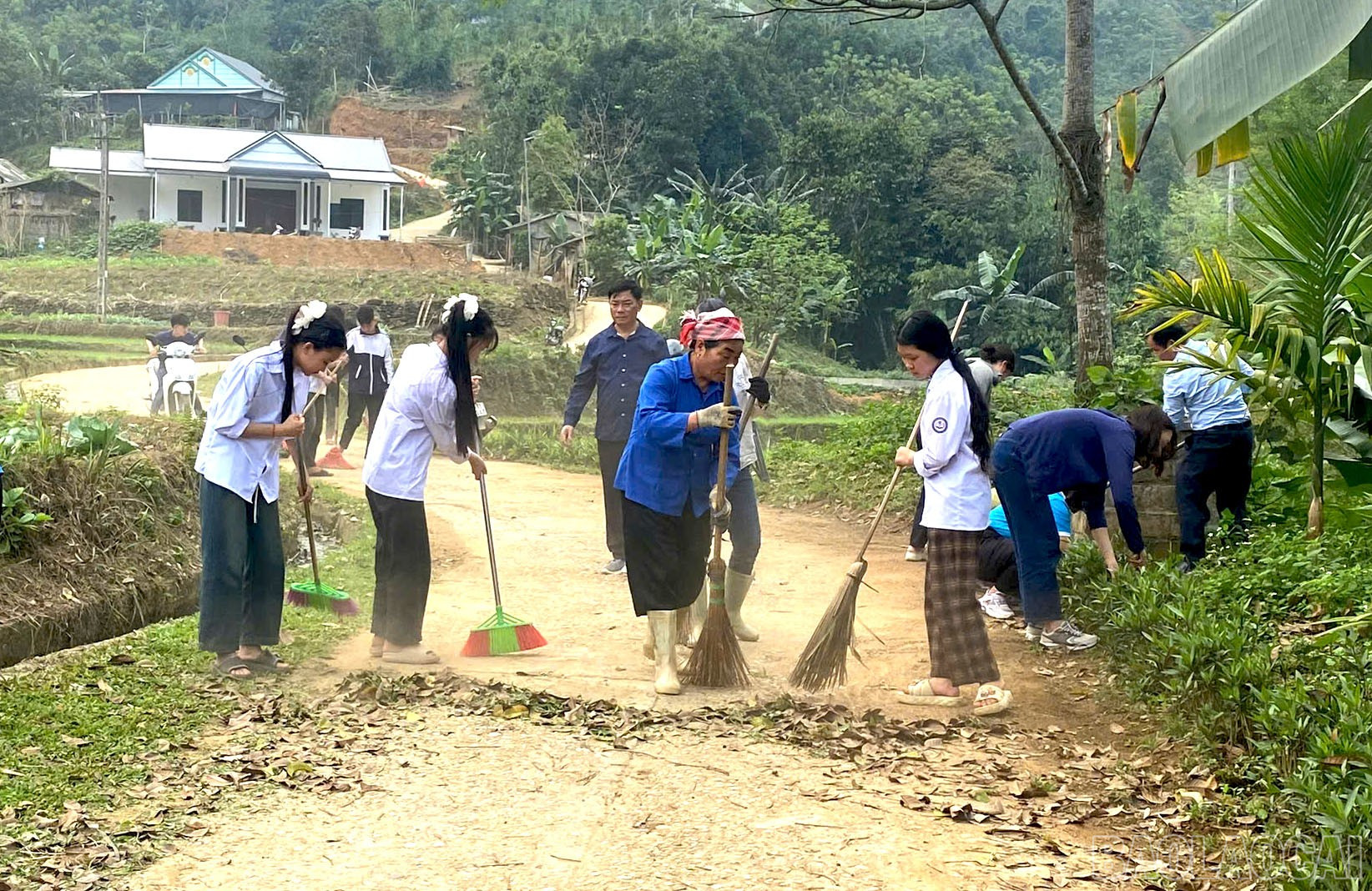 baolaocai-br_doan-vien-thanh-nien-va-nhan-dan-tham-gia-don-dep-ve-sinh-moi-truong-nong-thon.jpg