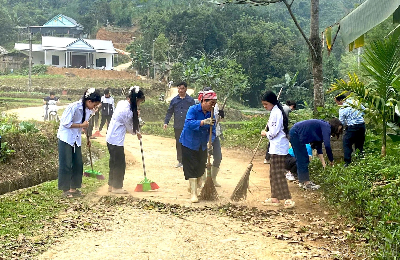 baolaocai-br_doan-vien-thanh-nien-va-nhan-dan-tham-gia-don-dep-ve-sinh-moi-truong-nong-thon.jpg