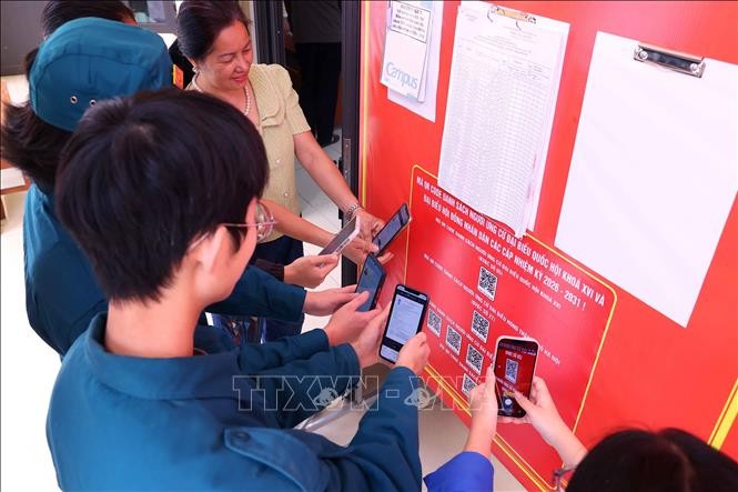 Cử tri quét mã QR bằng điện thoại thông minh nhanh chóng tra cứu các thông tin liên quan đến bầu cử.