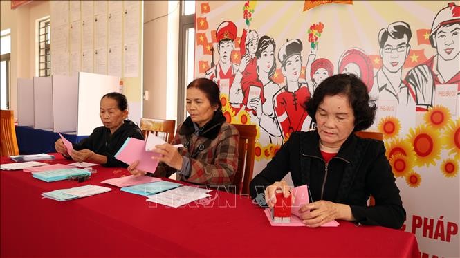 Thành viên tổ bầu cử thực hiện đóng dấu trên lá phiếu bầu ở khu vực bỏ phiếu số 08, phường Hương Trà, thành phố Đà Nẵng sẵn sàng cho Ngày bầu cử.