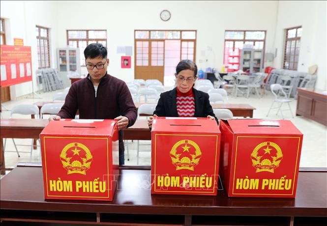 Tổ bầu cử khối Đại Thắng, phường Lương Văn Tri, tỉnh Lạng Sơn kiểm tra hòm phiếu.