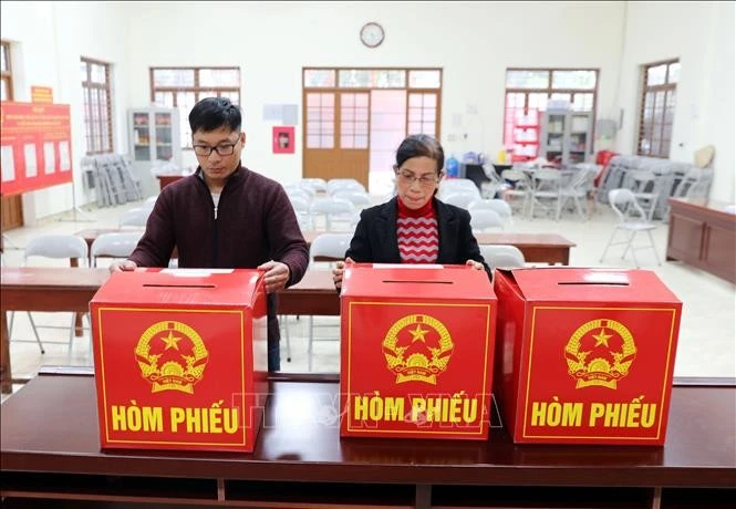 Tổ bầu cử khối Đại Thắng, phường Lương Văn Tri, tỉnh Lạng Sơn kiểm tra hòm phiếu. Ảnh: Văn Đạt/TTXVN