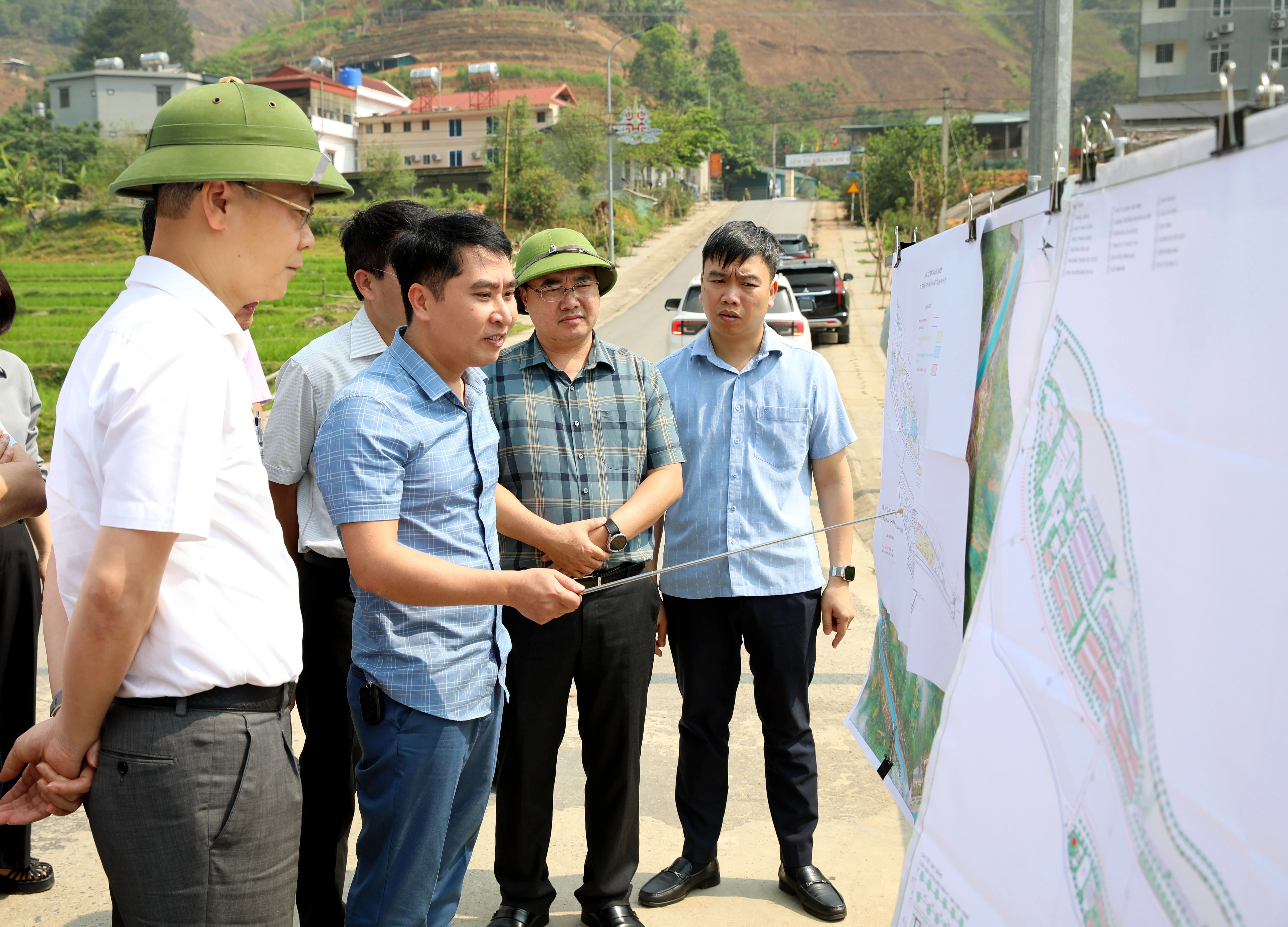 Đồng chí Phó Chủ tịch UBND tỉnh Nguyễn Thành Sinh và Đoàn công tác đã đi khảo sát thực địa tại khu vực dự án Khu đô thị mới Mù Cang Chải.