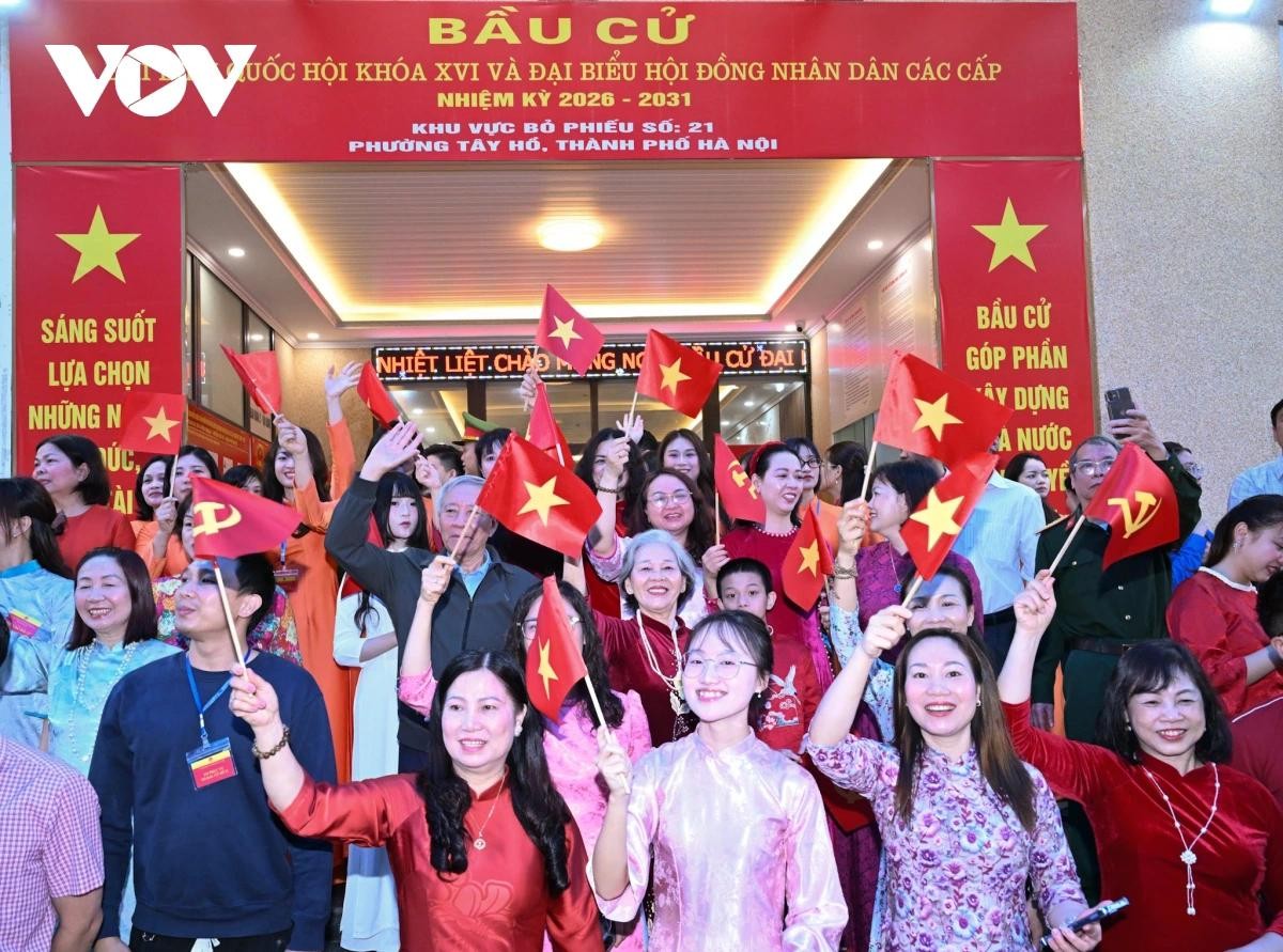 Trò chuyện với cử tri Khu vực bỏ phiếu số 21, Thủ tướng Chính phủ Phạm Minh Chính mong muốn cử tri thực hiện quyền làm chủ của mình trong xây dựng Nhà nước pháp quyền xã hội chủ nghĩa của dân, do dân, vì nhân dân; sáng suốt lựa chọn những người xứng đáng đại diện cho ý chí, nguyện vọng của mình vào Quốc hội khóa XVI và đại biểu Hội đồng nhân dân các cấp nhiệm kỳ 2026 - 2031; đóng góp vào xây dựng đất nước trong kỷ nguyên mới phát triển giàu mạnh, văn minh, phồn vinh, hạnh phúc, đời sống người dân ngày càng hạnh phúc, ấm no.