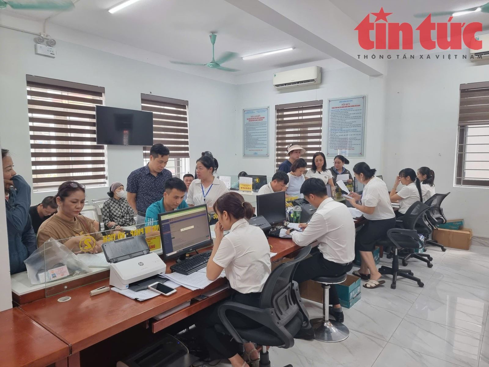 Người dân xếp hàng đợi làm thủ tục hành chính phường Bắc Giang (Bắc Ninh).