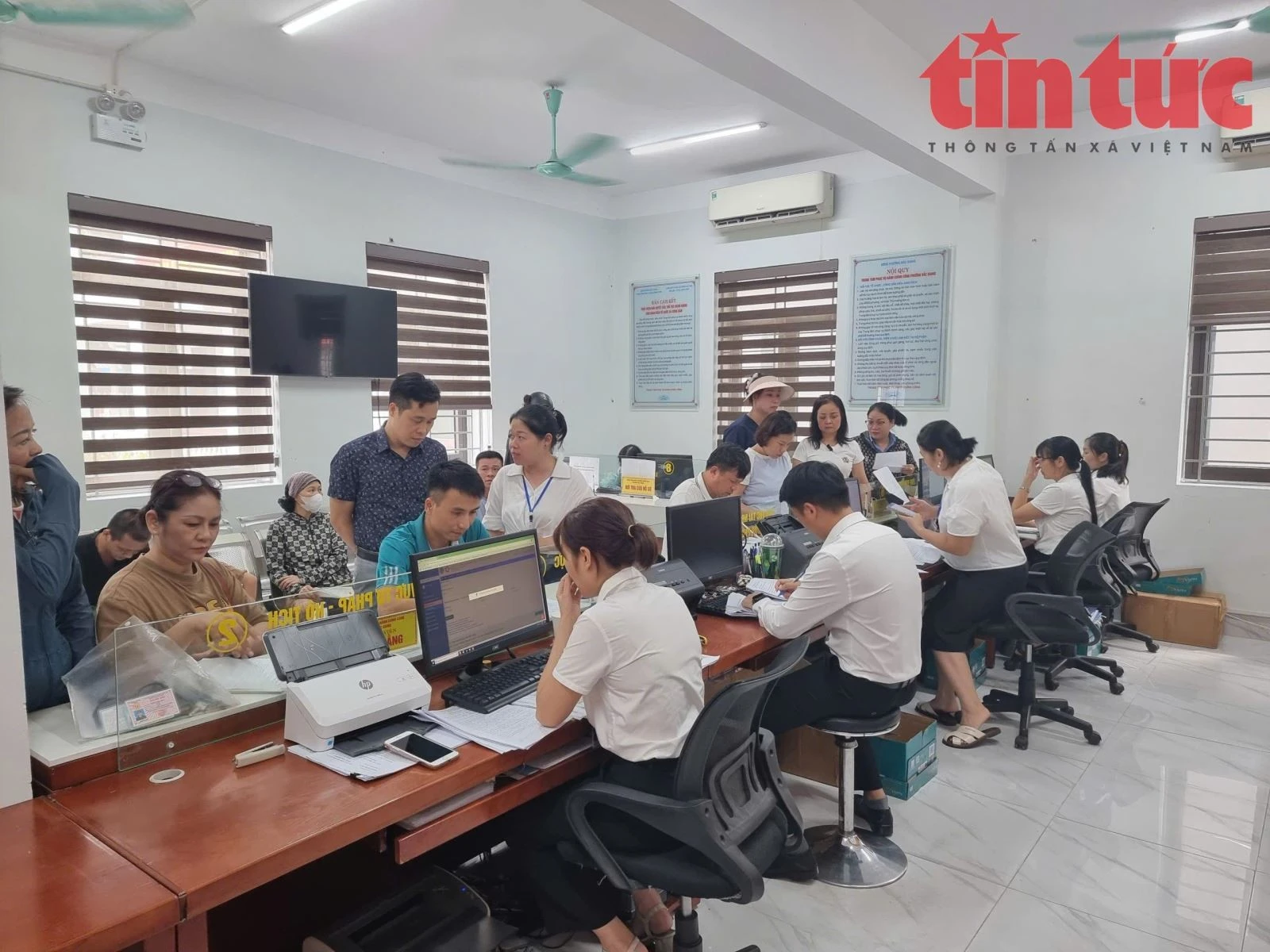 Người dân xếp hàng đợi làm thủ tục hành chính phường Bắc Giang (Bắc Ninh).