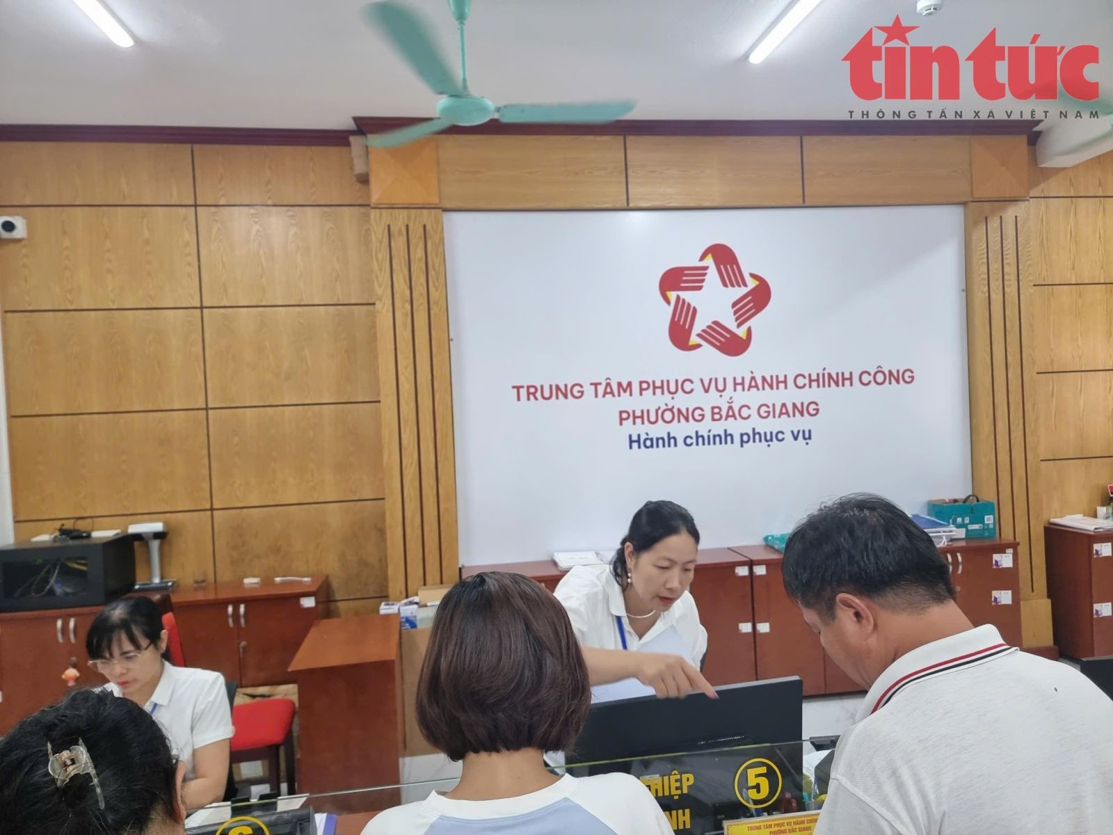 Giải quyết thủ tục hành chính tại phường Bắc Giang (tỉnh Bắc Ninh).